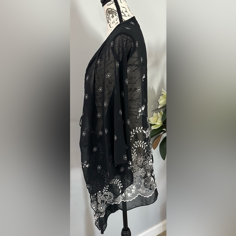 🖤 Elegant Black Floral Kimono Cardigan - Gemeni 🖤 - Picture 6 of 12